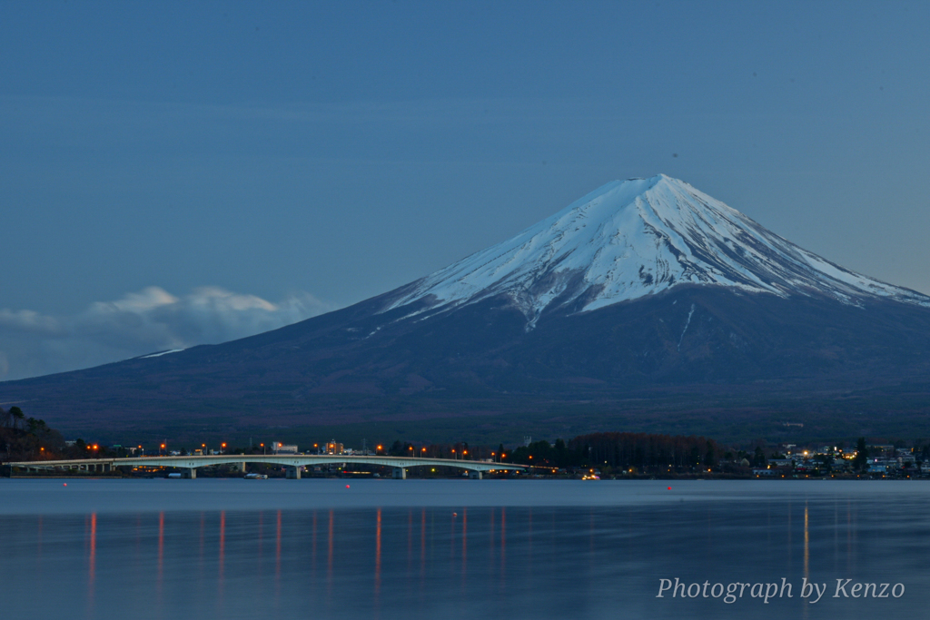 河口湖・円形ホールからの富士山