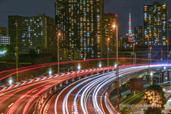 首都高の光跡と東京タワー