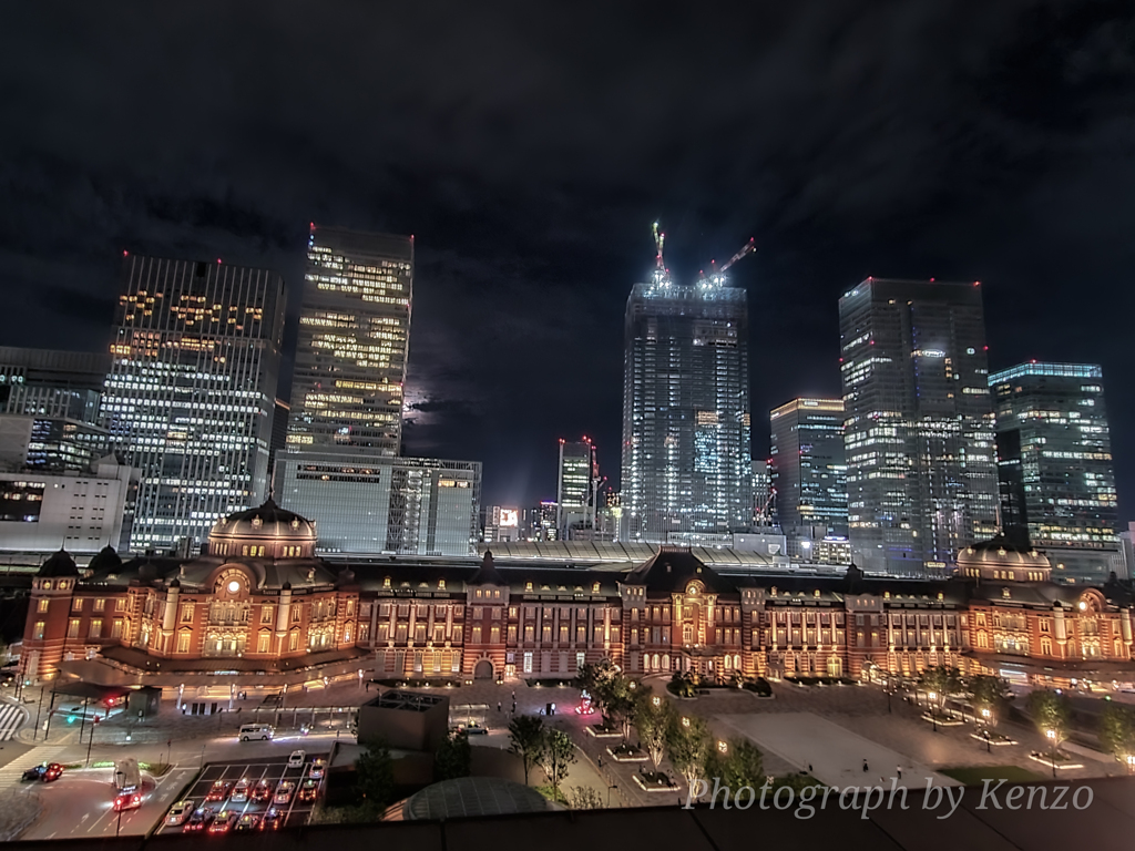 東京駅舎とビル夜景