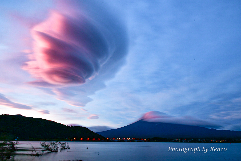巨大吊るし雲～河口湖・円形ホール～