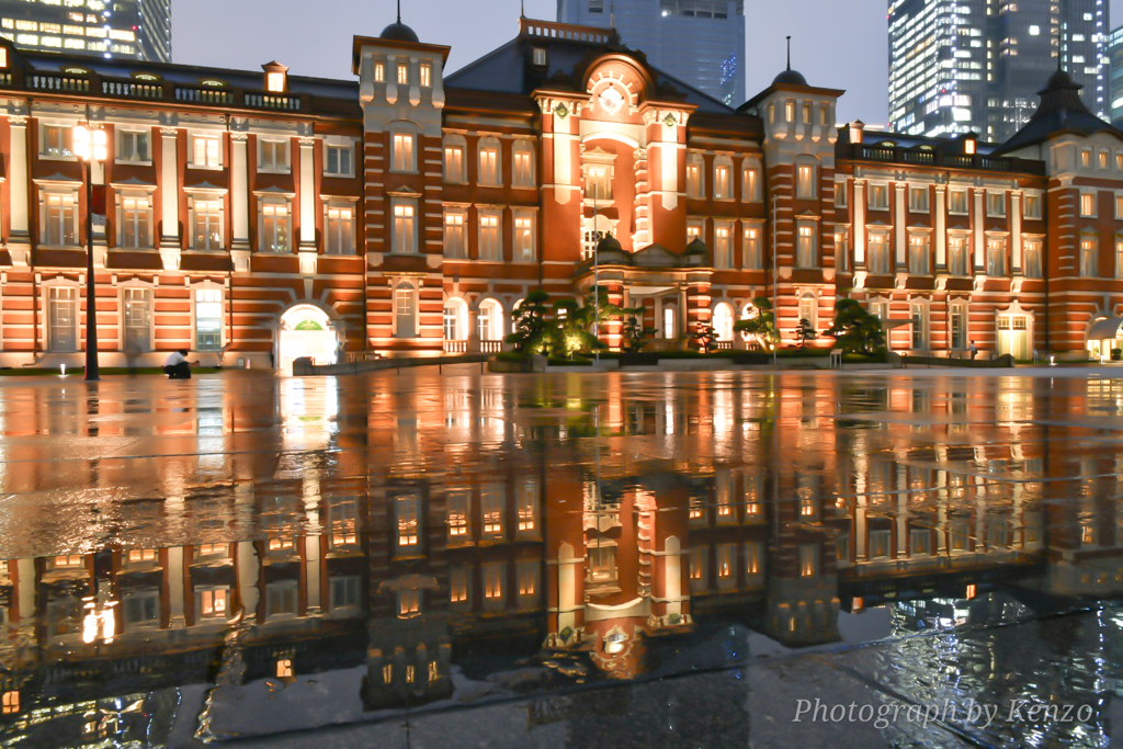 薄暮の東京駅舎のリフレクション