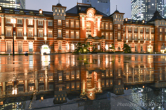 薄暮の東京駅舎のリフレクション