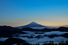 マジックアワーに見る雲海と富士山