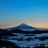 マジックアワーに見る雲海と富士山