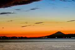 地球照の三日月と富士山～稲毛海浜公園～