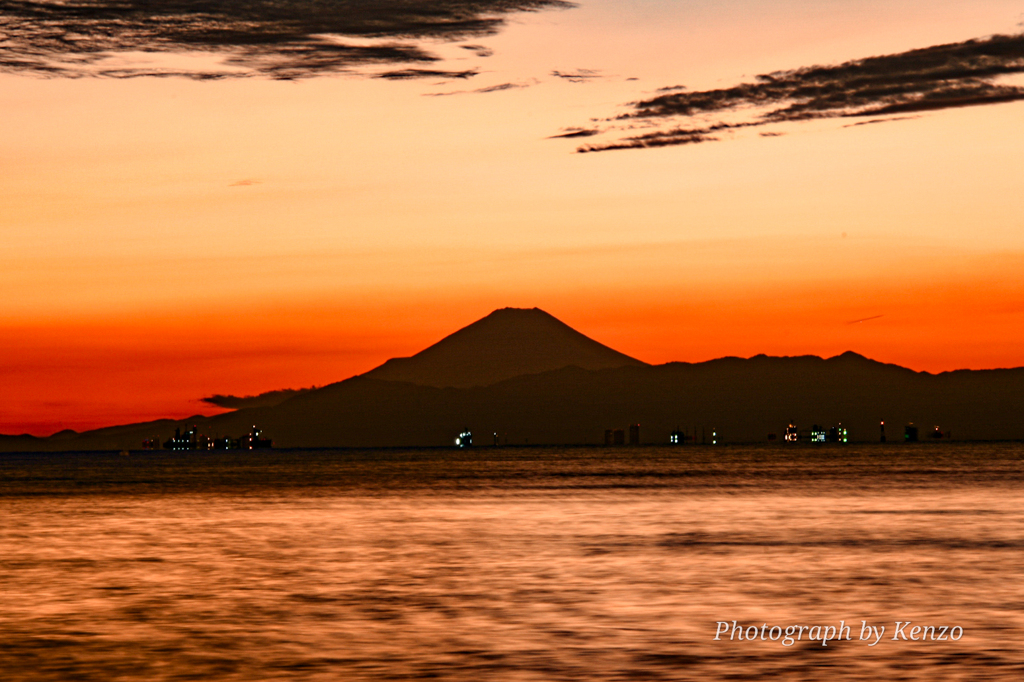 夕空に染まる海面と富士山～稲毛海浜公園～