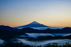 マジックアワーに見る雲海と富士山