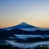マジックアワーに見る雲海と富士山