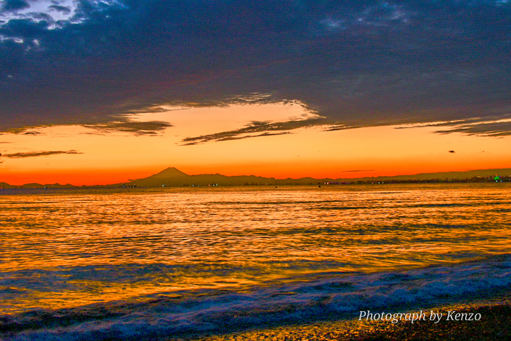 夕空に染まる海面と富士山～稲毛海浜公園～