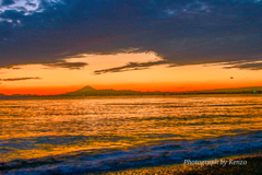 夕空に染まる海面と富士山～稲毛海浜公園～