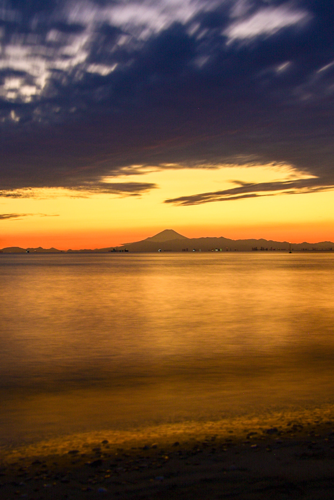 夕空に染まる海面と富士山～稲毛海浜公園～