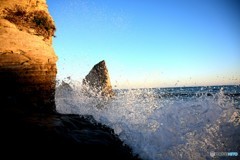 2018年 元旦の夕陽と打ち寄せる波しぶき