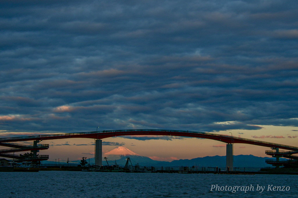 中の島大橋越の朝富士
