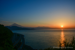 朝陽に染まる駿河湾