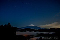 雲海越に見る富士山