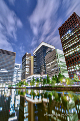 和田倉噴水公園・ビル群のリフレクション