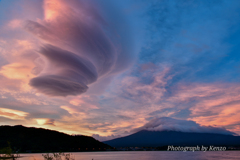 巨大吊るし雲～河口湖・円形ホール～