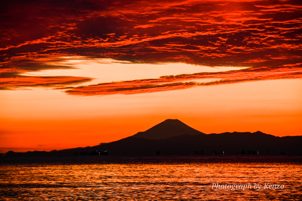 爆焼けの夕景と富士山～稲毛海浜公園～