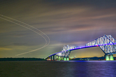 東京ゲートブリッジと飛行機の光跡