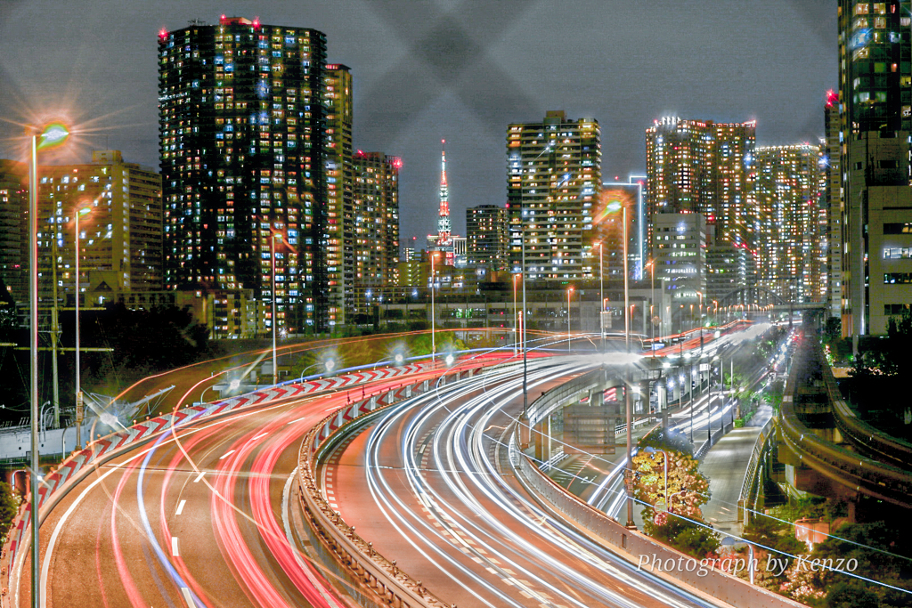 首都高の光跡と東京タワー
