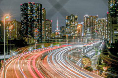 首都高の光跡と東京タワー