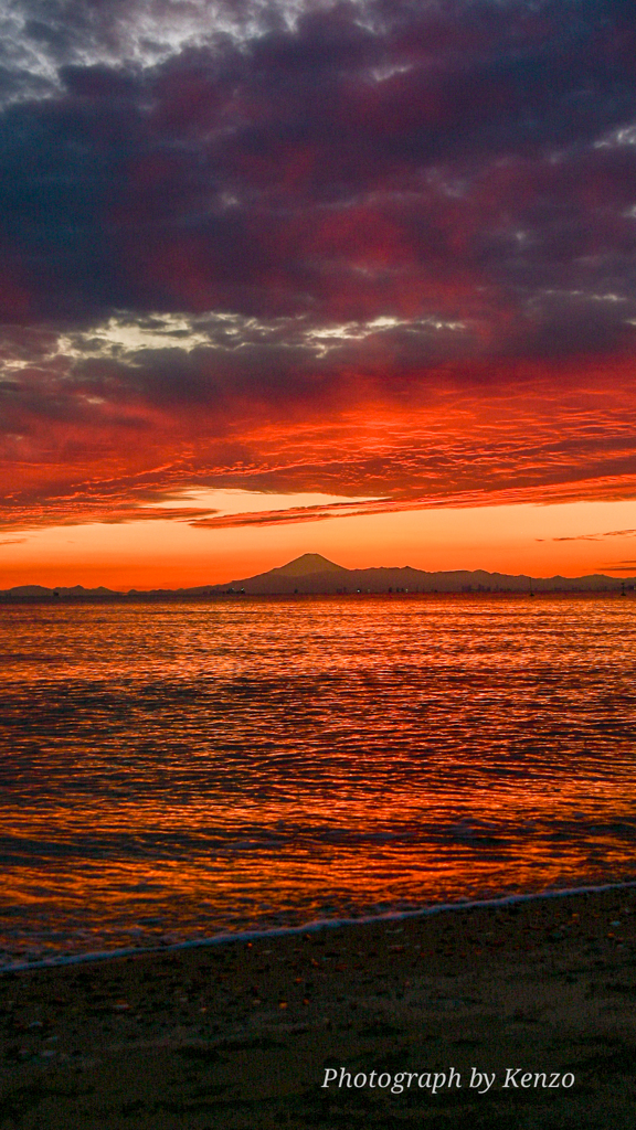 爆焼けの夕景と富士山～稲毛海浜公園～