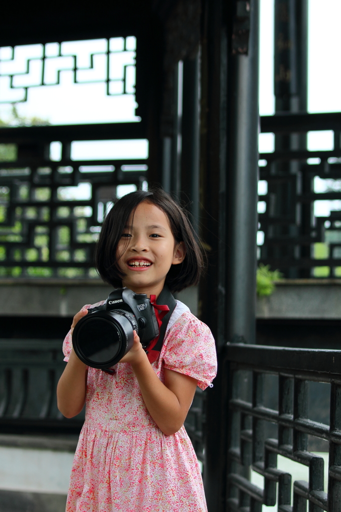 CHINA 国家AAAA級景園　カメラお嬢ちゃん