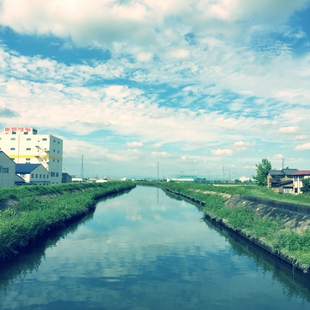 空と川