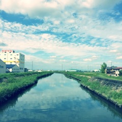 空と川