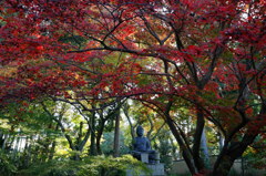 築山の中に佇む釈迦坐像