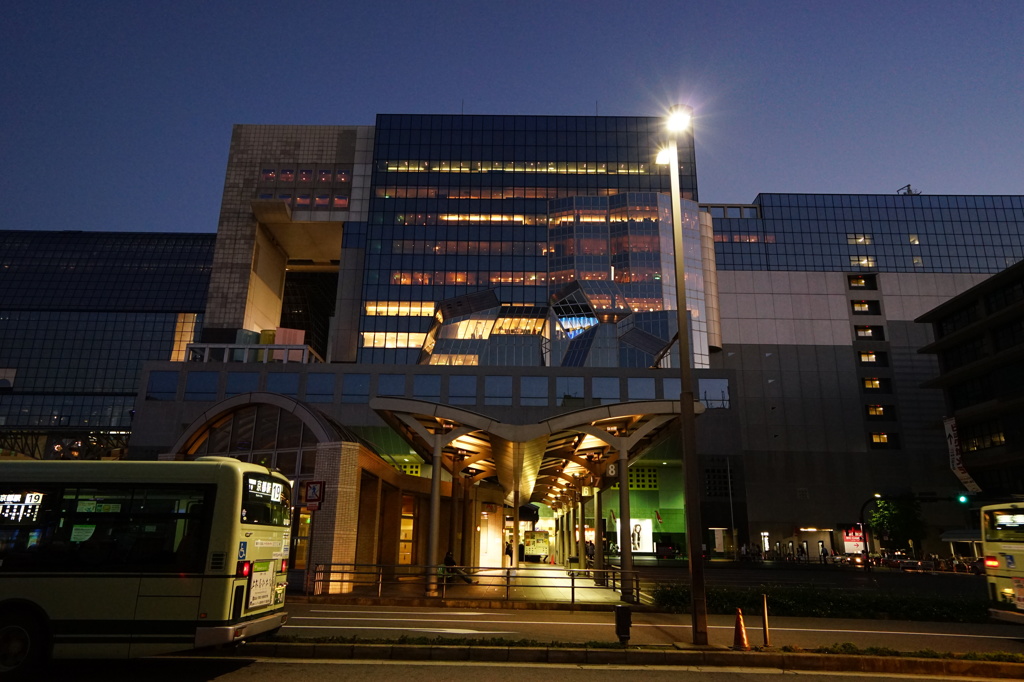 京都駅ビルとバス乗り場