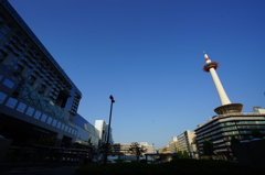早朝の京都駅ビルと京都タワー