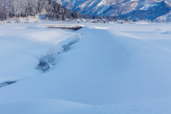 白いベールの山里