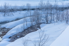 河川の雪景