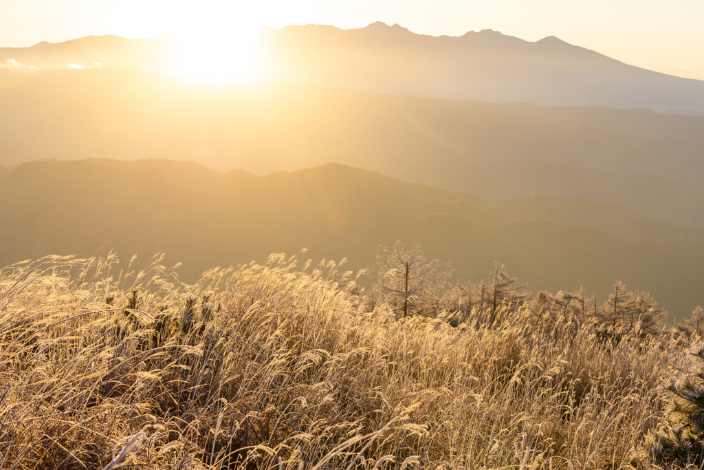 山並みより差す光