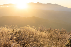 山並みより差す光