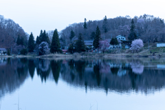 湖の畔の山里