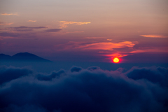 山頂より朝日を臨む