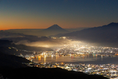 夜明けを待つ湖