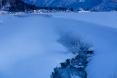 雪国の小川