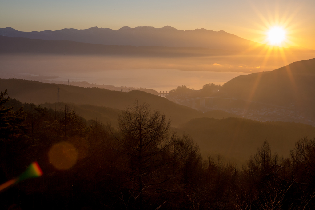諏訪湖照らす朝日