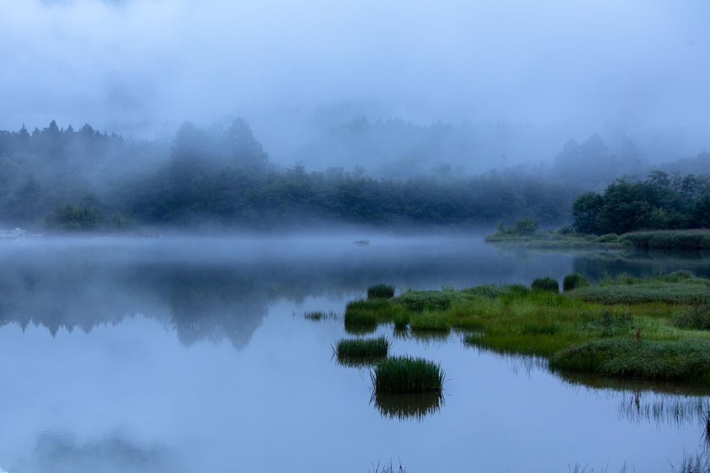 高原にある池の朝