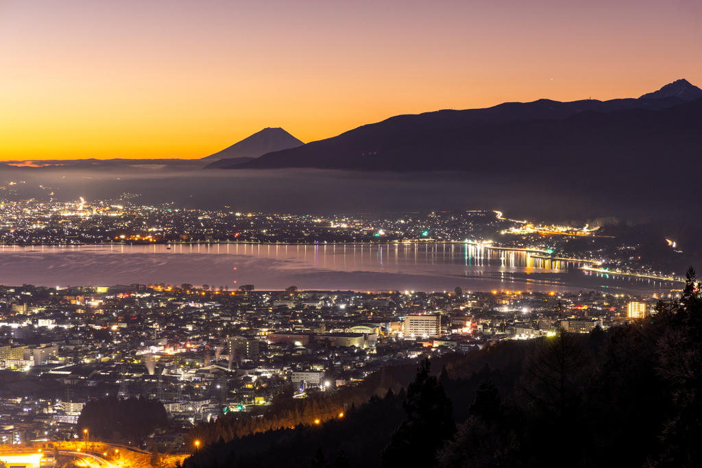 朝焼けの染まる街
