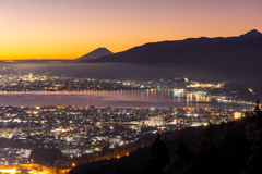 朝焼けの染まる街