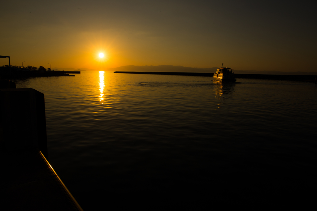 琵琶湖に沈む夕日
