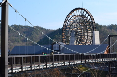 つり橋の向こうに巨大水車が…