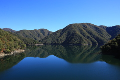 徳山ダム湖の水鏡