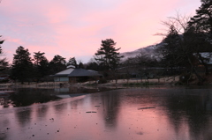凍った池の日の出