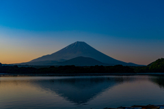 精進湖の夜明け