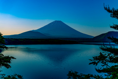 本栖湖の夜明け